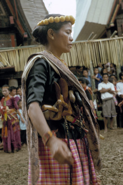 Danseuse de gellu', fête merok, Minanga Ulusalu, Sa'dan Malimbong, 1993., Gellu’ dancer, merok ritual, Minanga Ulusalu, Sa'dan Malimbong, 1993. (anglais), Penari perempuan gellu’, ritus merok, Minanga Ulusalu, Sa’dan Malimbong, 1993. (indonésien) la vignette