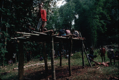 Invoking from up on the platform, Bokko 1993., Invoquer de là haut, Bokko, 1993. (French), Penyambutan doa, Bokko, 1993. (Indonesian) thumbnail