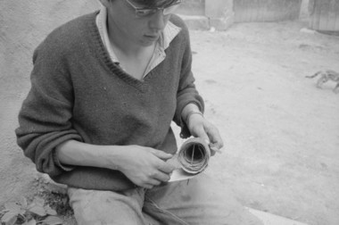 René Marot, 17 ans. Fabrication d'un hautbois d'écorce : fixation avec une épine de l'écorce enroulée. la vignette