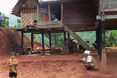 La maison commanditaire, une maison de type bugis, Bekak, 1993., The sponsoring house, a Bugis type house, Bekak, 1993. (anglais), Rumah donatur, dengan arsitektur Bugis, Bekak, 1993. (indonésien) la vignette
