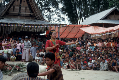 Danse gellu', rituel catholique (ma'kurre sumanga'), Tiroan 1993., Gellu’ dance, Tiroan, 1993. (anglais), Tarian gellu’, Bittuang, 1993. (indonésien) la vignette