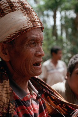 Ne' Mendolo psalmodiant le gelong maro, Torea, 1993., Ne' Mendolo chanting the gelong maro, Torea, 1993. (anglais), Ne’ Mendo memantrakan gelong maro, Torea, 1993. (indonésien) la vignette