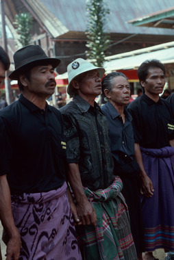 Badong singers, 2001., Chanteurs de badong, 2001. (French), Para penyanyi badong, 2001.  (Indonesian) thumbnail