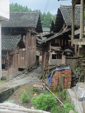 Ruelle en pente, bordée de maisons en bois à Gaojin la vignette