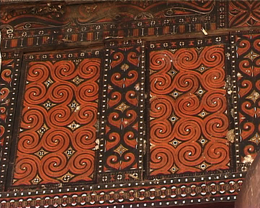 Panneaux de bois identiques gravés sur une maison toraja., Identical wooden panels engraved on a Toraja house. (anglais), Papan-papan kayu berukir yang identik pada sebuah rumah Toraja. (indonésien) la vignette