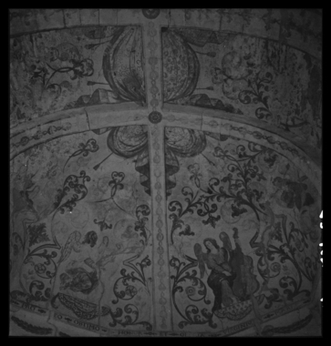Dans l'église. Peintures sous la coupole : anges avec instruments de musique (French) thumbnail