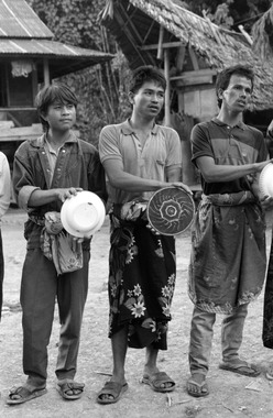 Prise en main du sarong simbong, Baruppu', 1993., Holding the sarong simbong, Baruppu', 1993. (anglais), Pakai sarong simbong, Baruppu’, 1993. (indonésien) la vignette