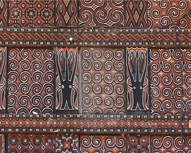 Duplicat du motif du buffle (pa'tedong) sur une façade de maison toraja., Buffalo motif (pa'tedong) on a Toraja house. (anglais), Duplikat motif kerbau pa’tedong, pada bagian depan sebuah rumah Toraja. (indonésien) la vignette