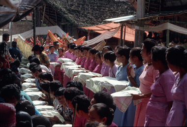 Les commanditaires accueillent les invités, Tiroan, 1993., The sponsors welcome the guests. Tiroan, 1993. (anglais), Para penyandang dana menerima tamu-tamu mereka. Bittuang, 1993. (indonésien) la vignette