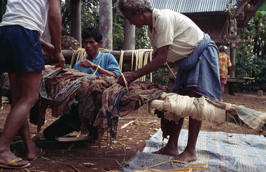 The ancestral fabrics are attached to the mast, during maro, Torea, 1993., Les tissus ancestraux sont attachés au mât, lors du rite maro, Torea 1993. (French), Kain leluhur diikatkan pada tiang bambu, dalam ritus maro, Torea, 1993. (Indonesian) thumbnail
