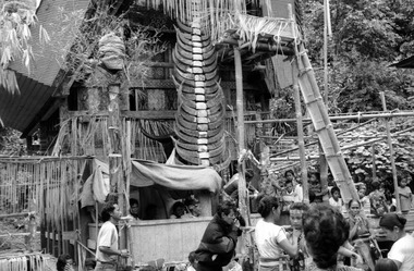 La maison lors du rituel bua' kasalle à Bamba (Deri), 1993., The house during the bua’ kasalle, Bamba (Deri), 1993. (anglais), Rumah pada saat ritus bua’ kasalle, Bamba, Deri, 1993. (indonésien) la vignette