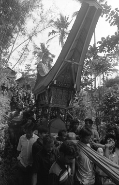 23. On the way to the grave, Bokko, 1993. ‘Only an instant to go’ (Allo sendengmora temo)., 23. En route vers la sépulture, Bokko, 1993. Le chant dit : « Il ne reste plus qu'un instant » (Allo sendengmora temo). (French), 23). Menuju makam, Bokko, 1993. “Waktu hampir tiada” (Allo sendengmora temo). (Indonesian) thumbnail