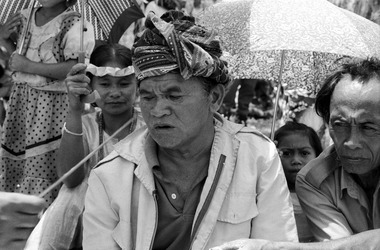 Un officiant to minaa psalmodie. Torea, 1993., A chanting to minaa, Torea, 1993. (anglais), Seorang pemangku adat menyanyi. Torea, 1993.  (indonésien) la vignette