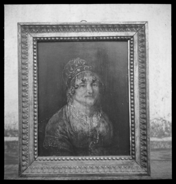 Peinture à l'huile sur bois (dimensions : 220 x 270 cm). Elle représente la marraine de la grand-mère de Louis Lafouge. Il s'agit de Madame Marie Clément née Petit la vignette