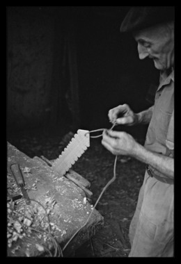 Léonce Mano dans son atelier confectionnant un rhombe. Fixation de la corde la vignette