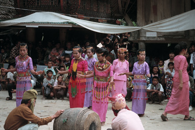 Danseuses de gellu' à Tiroan, 1993., Gellu’ dancers at Tiroan, 1993. (anglais), Penari gellu’, pada pesta bua’, Bittuang, 1993. (indonésien) la vignette