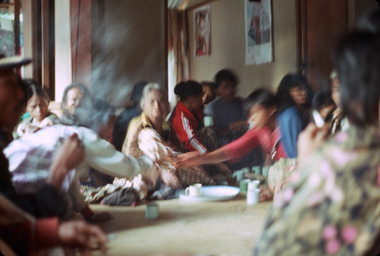 Choeur assis sengo, à Sillanan, 1993., Sitting sengo chorus, at Sillanan, 1993. (anglais), Kor sengo, yang dibawakan sambil duduk, di Sillanan, 1993. (indonésien) la vignette