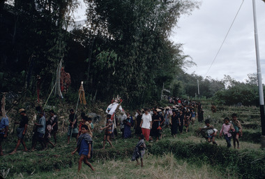 31. L'effigie tau-tau en route vers le champ sacrificiel, Bokko, 1993., 31. The effigy (tau-tau) on the way to sacrificial field, Bokko, 1993. (anglais), 14). Patung tau-tau diarak ke arena penyembelihan, Bokko, 1993. (indonésien) la vignette