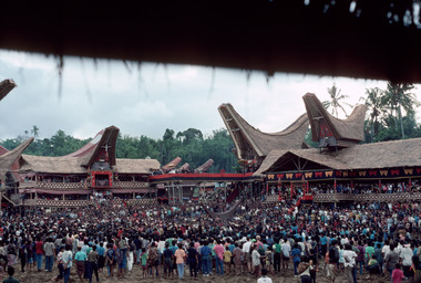 Le champ cérémoniel rempli, Tapparan, 1993., The ceremonial field full up, Tapparan 1993. (anglais), Arena upacara pemakaman kedua yang dipenuhi manusia, Tapparan, 1993. (indonésien) la vignette